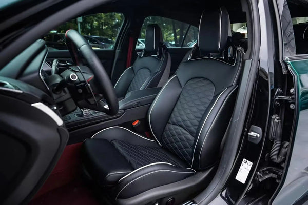 Une paire de sièges de voiture de course réglables et modifiés - OURANE.COM